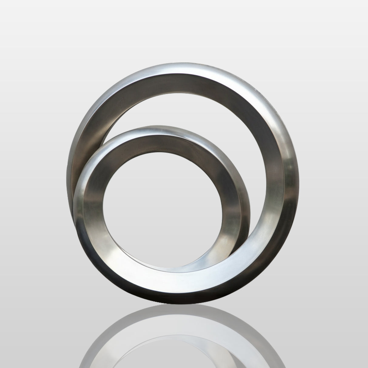 Stainless steel sculpture with polished mirror finish and ring design, suitable for luxury villas, gardens, and courtyards.